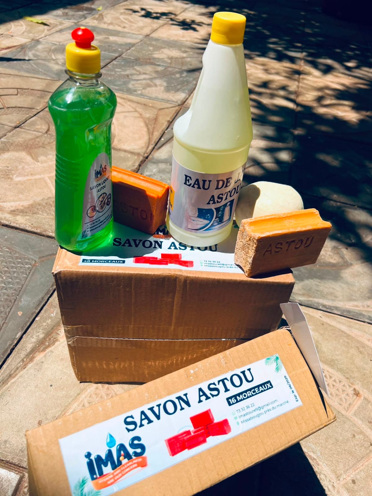 Produits IMAS Astou : savon liquide, eau de Javel et savon en morceaux, prêts à être livrés